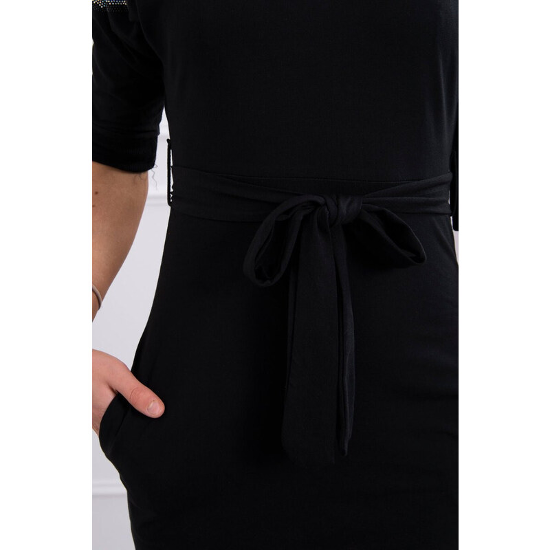 Šaty s model 18746556 na ramenou černé - K-Fashion