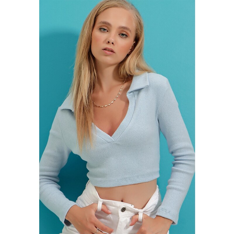 Trend Alaçatı Stili Women's Baby Blue Polo Collar Corduroy Soft Textured Crop Blouse