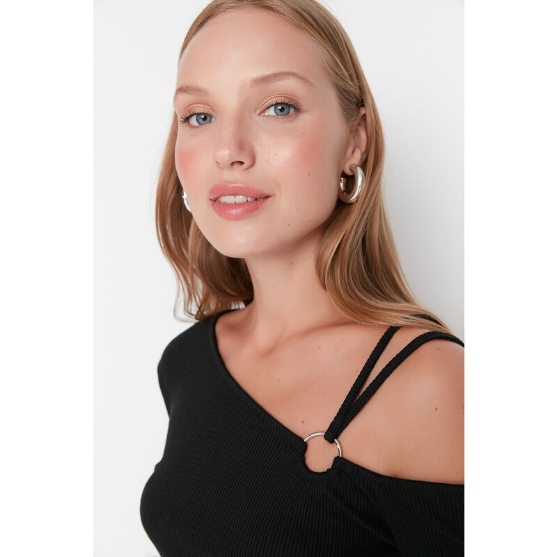 Trendyol Black Fitted Crop With Accessory Detail Piping, Flexible Knitted Blouse with Crop