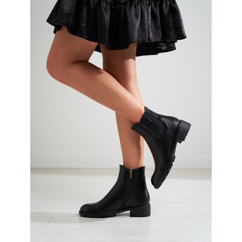 Praktické dámské kotníčkové boty černé na plochém podpatku