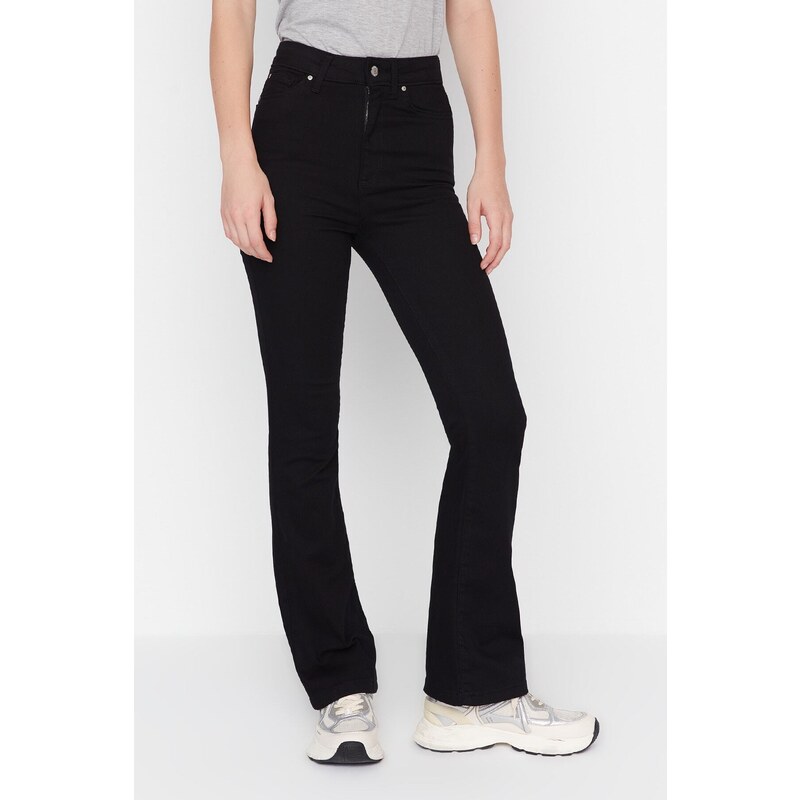 Trendyol Black High Waist Flare Jeans v černé barvě, která nevybledne