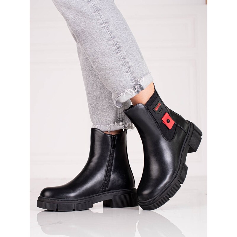 Moderní dámské černé kotníčkové boty na plochém podpatku