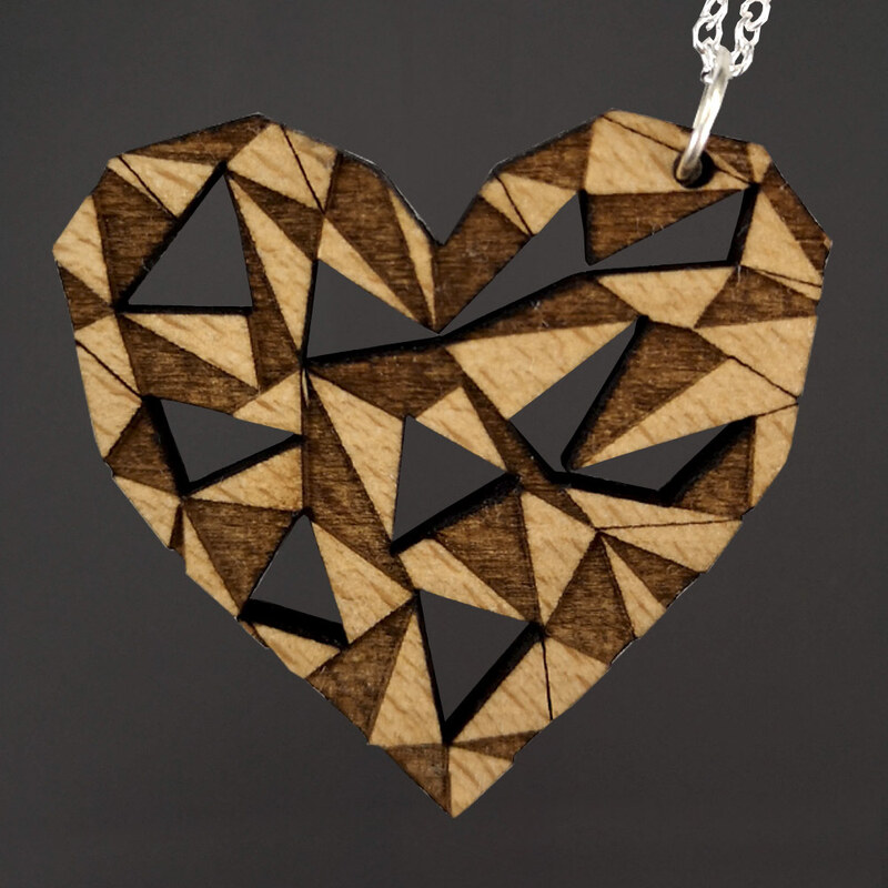 AMADEA Dřevěný přívěsek na krk srdce, 4,5 cm, český výrobek