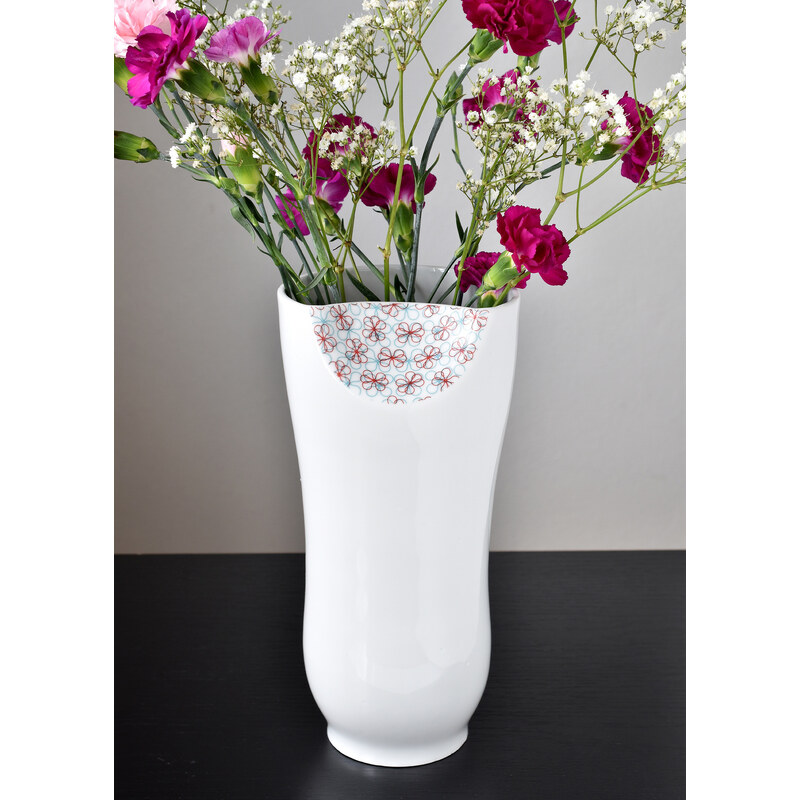 Porcelánová váza jemně dekorovaná