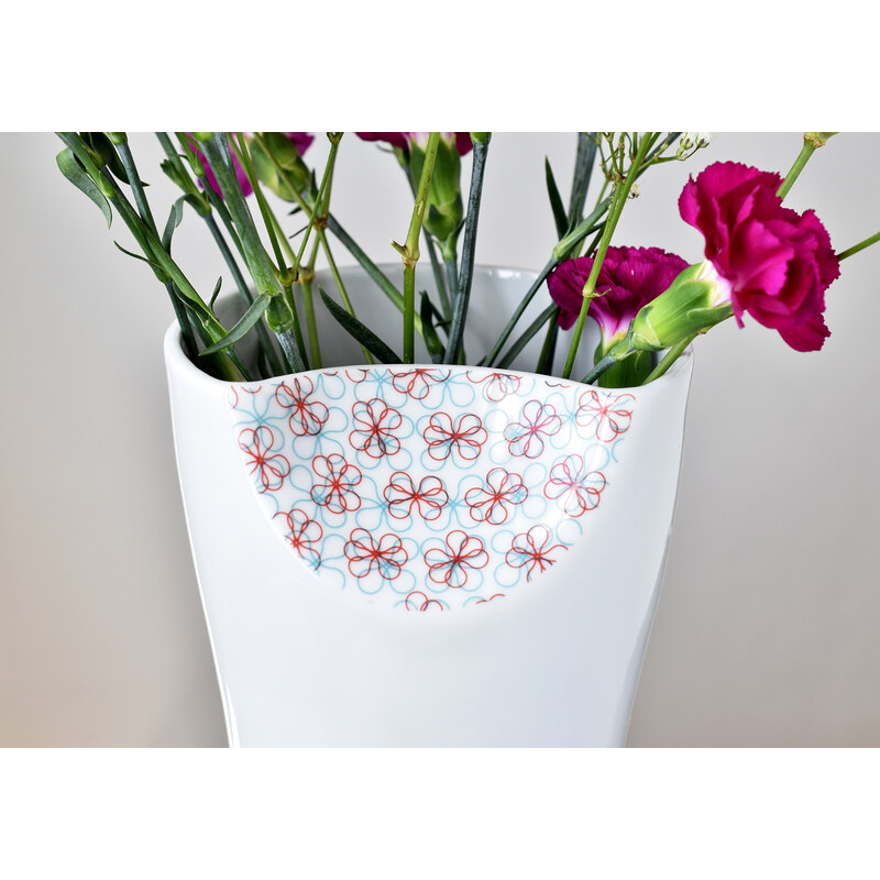 Porcelánová váza jemně dekorovaná