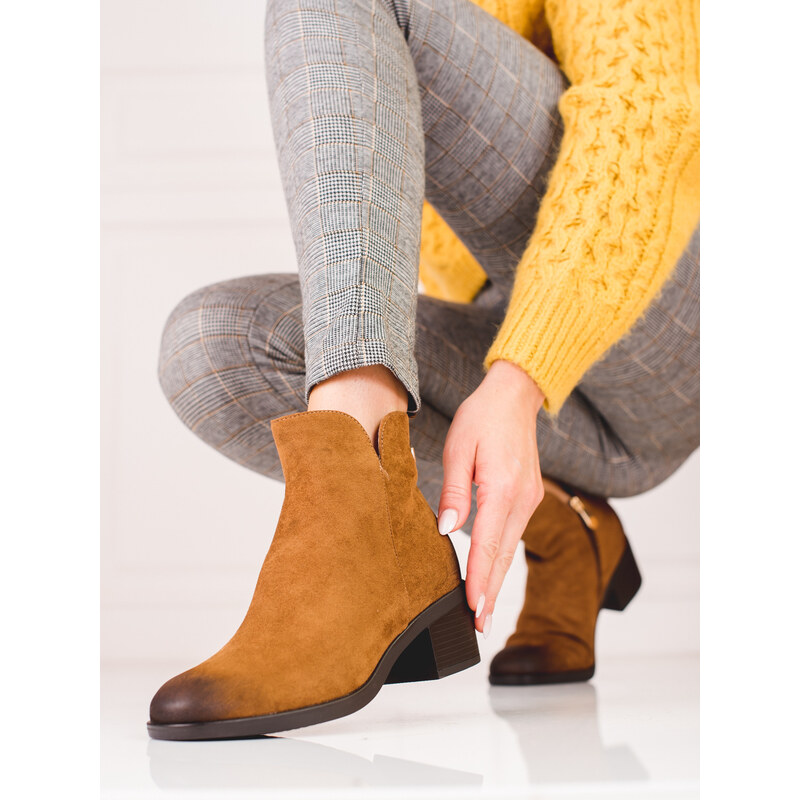 Brown women's ankle boots on a low post Vinceza