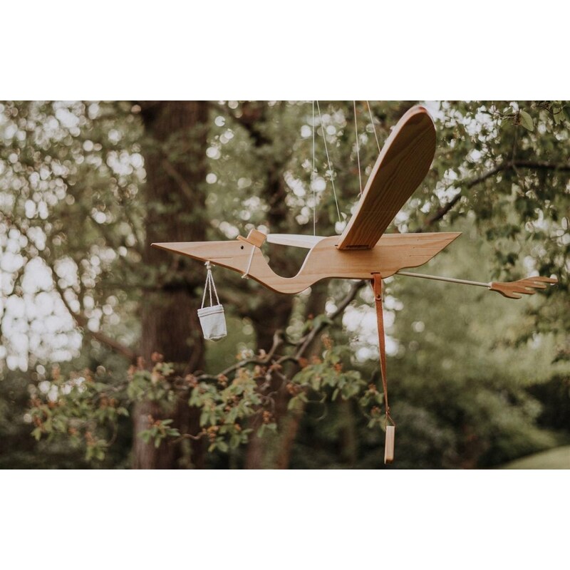 Dřevěná závěsná dekorace letící čáp Quax Stork 107 x 95 cm
