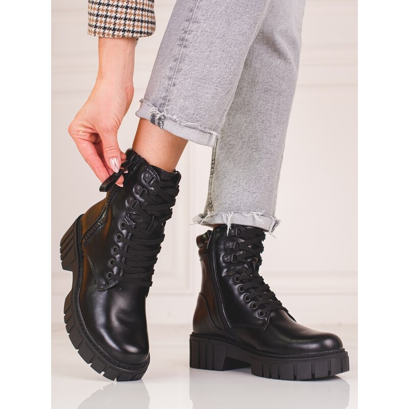 Pěkné černé kotníčkové boty dámské na plochém podpatku