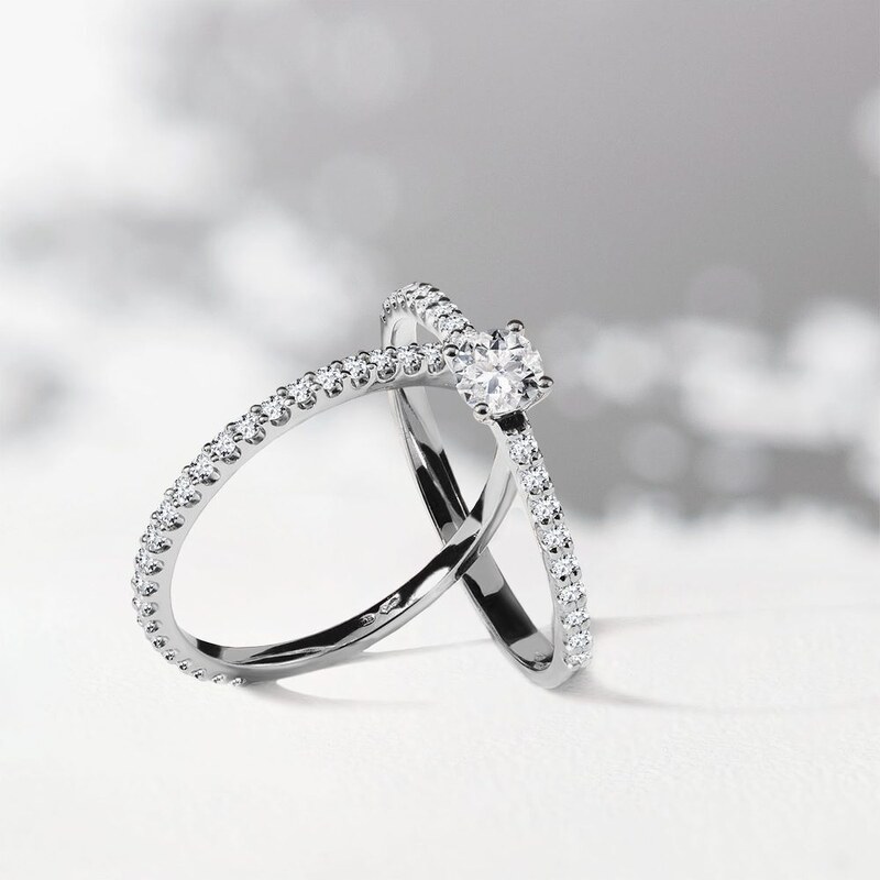 Jemný snubní prsten s diamanty v bílém zlatě KLENOTA K0767012