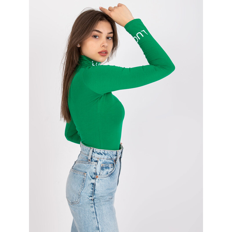Fashionhunters Zelená vypasovaná halenka s nápisy Yarina