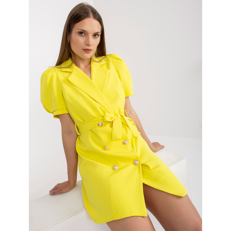 Fashionhunters Žluté mini dvouřadé koktejlové šaty s páskem