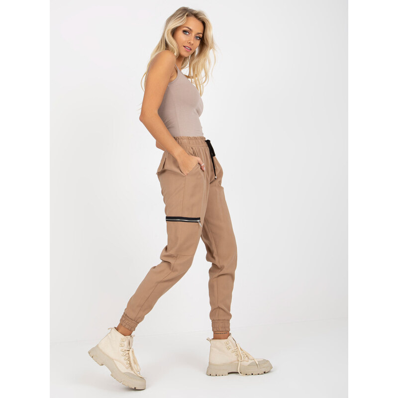 Fashionhunters Camel cargo kalhoty ZULUNA s kapsami
