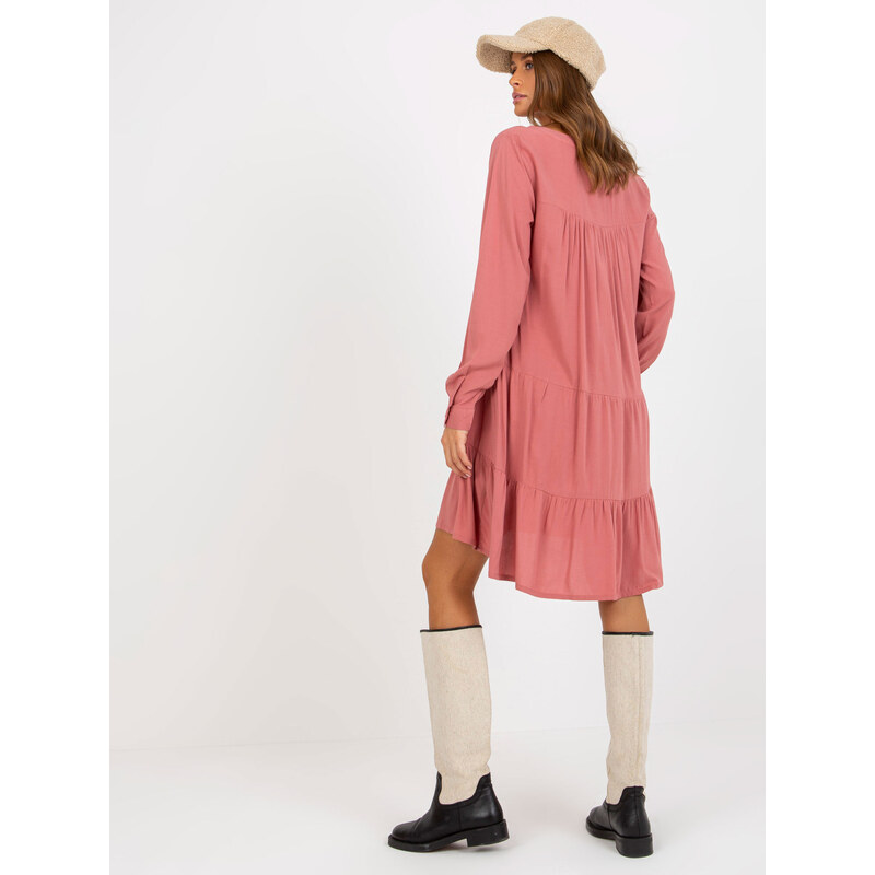 Fashionhunters Prašně růžové dámské oversize šaty s volánem SUBLEVEL
