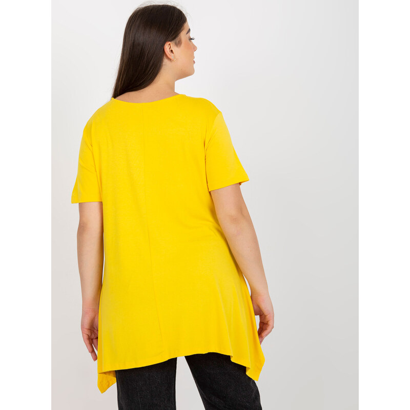 Fashionhunters Žlutá jednobarevná halenka větší velikosti s krátkým rukávem
