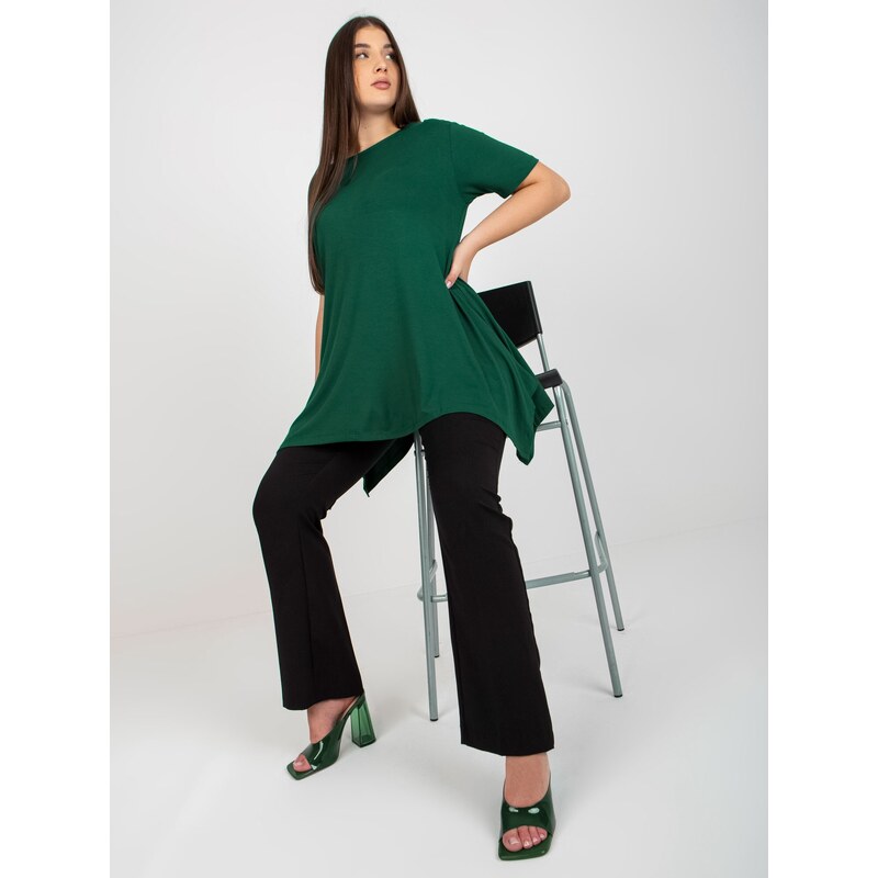 Fashionhunters Tmavě zelená jednobarevná halenka větší velikosti s krátkým rukávem