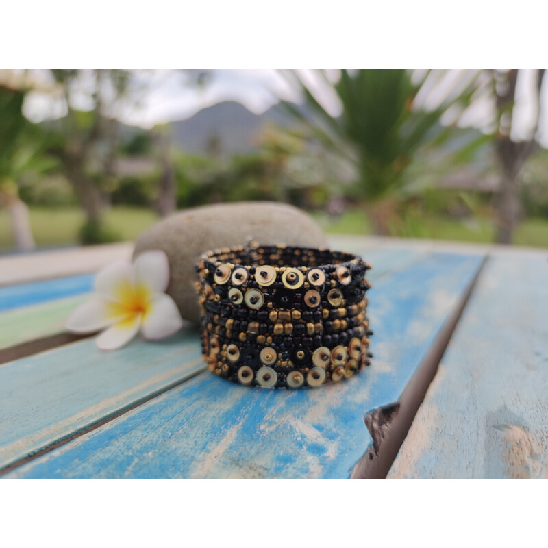 Touch of Bali / Pearl & Shell Korálkový náramek s flitry černo zlatý