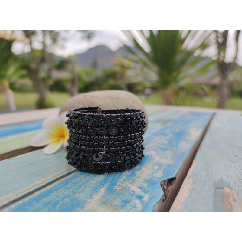 Touch of Bali / Pearl & Shell Korálkový náramek s flitry černý
