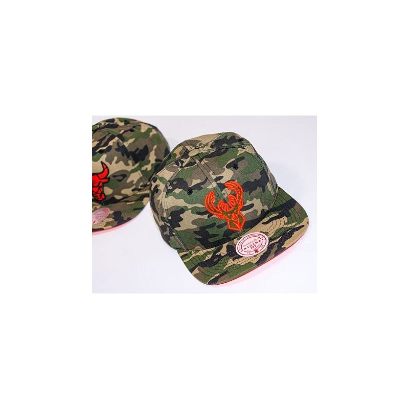 Kšiltovka Mitchell & Ness NEON CAMO POP SNAPBACK Milwaukee Bucks Camo