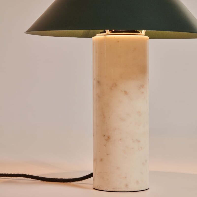 Zelená kovová stolní lampa Kave Home Valentine