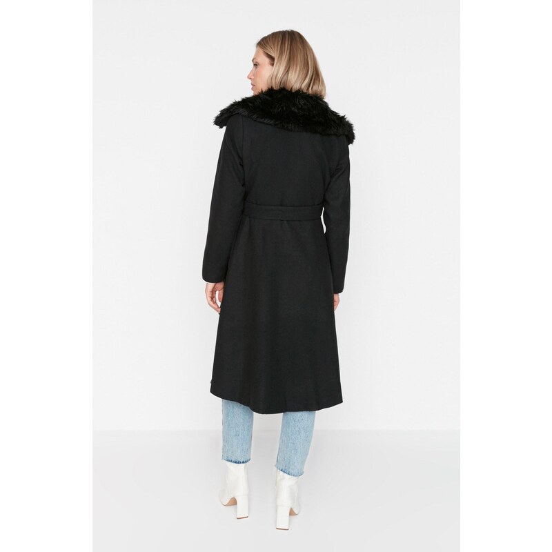Trendyol černý límec, chlupatý a páskový dlouhý kabát