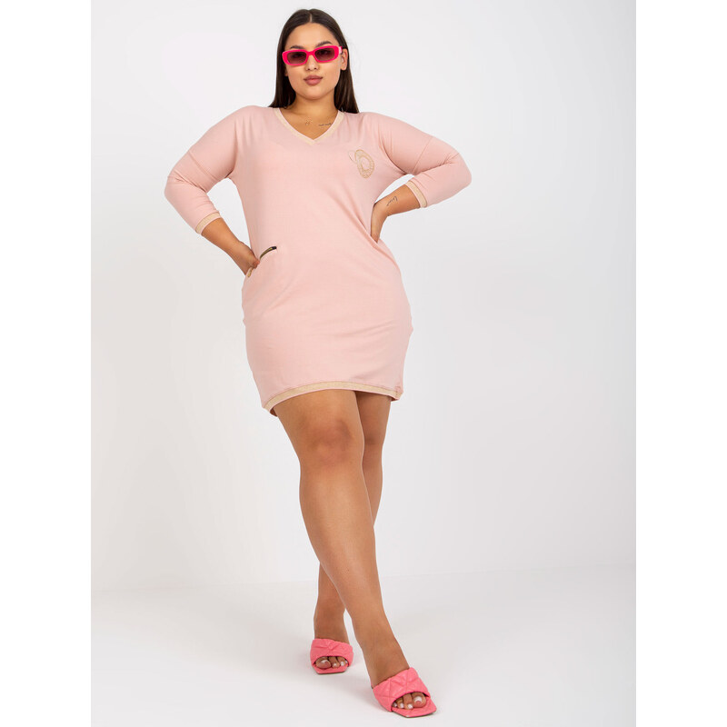 Fashionhunters Prašně růžová bavlněná tunika plus velikosti s výstřihem do V