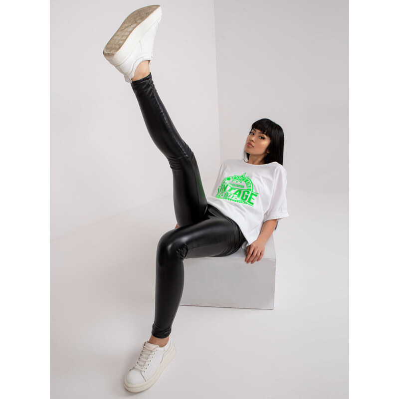 Fashionhunters Bílé a zelené tričko s aplikací a kulatým výstřihem