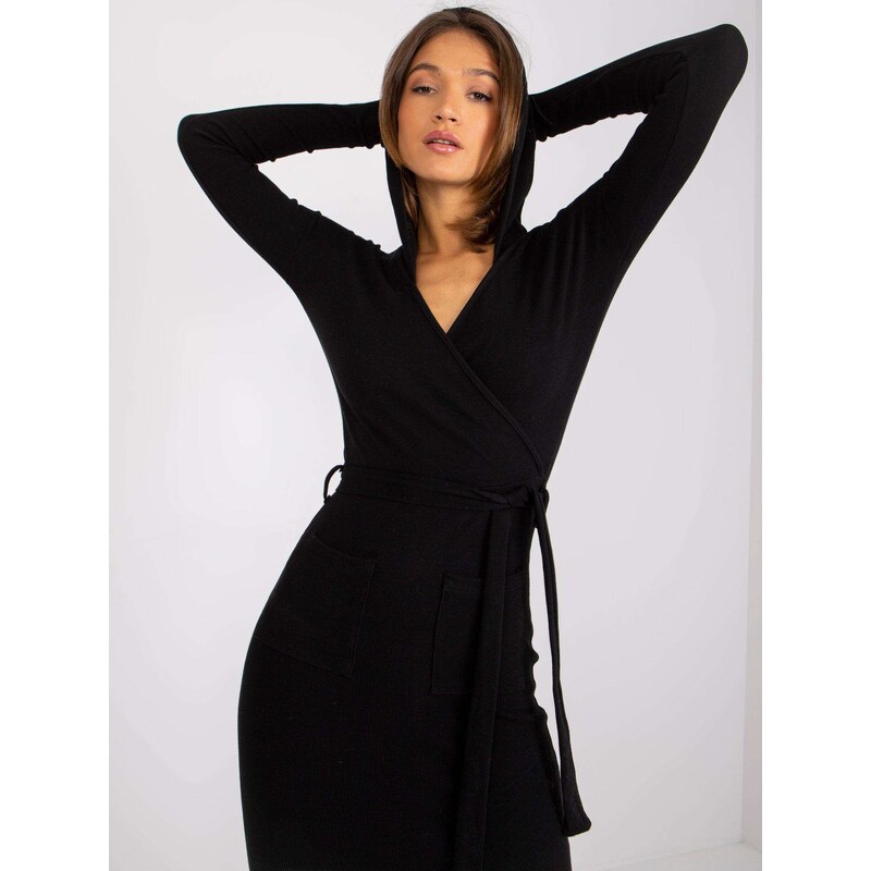 Fashionhunters Černé žebrované šaty s kapucí od Sabiny