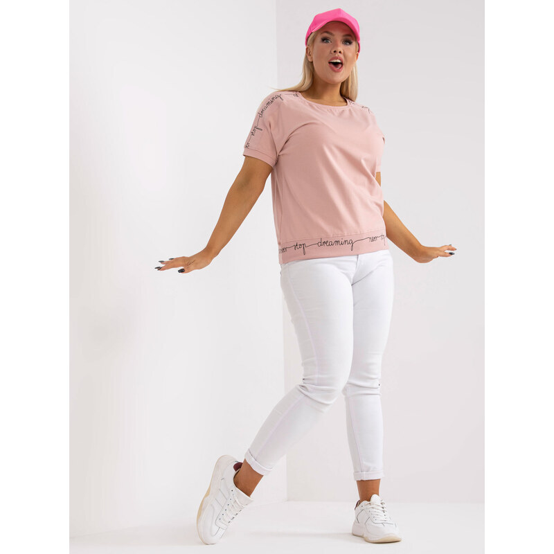 Fashionhunters Zaprášená růžová halenka plus size s textem na rukávech
