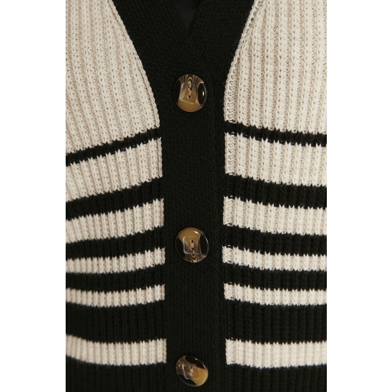 Trendyol černobílý pruhovaný kostěný knoflík s detailním pleteným svetrem