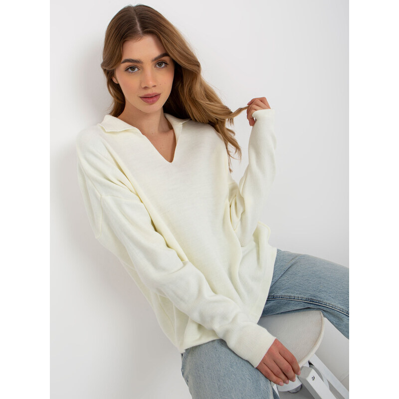Fashionhunters Ecru hladký oversize svetr s límečkem