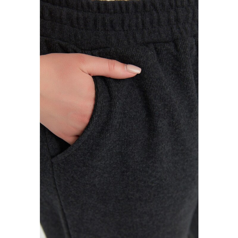 Pletené tepláky Trendyol Curve Anthracite Thin Jogger