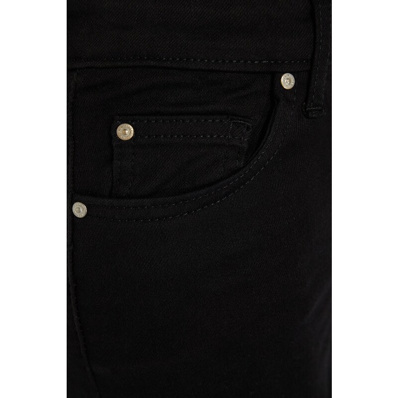 Trendyol Black High Waist Flare Jeans v černé barvě, která nevybledne