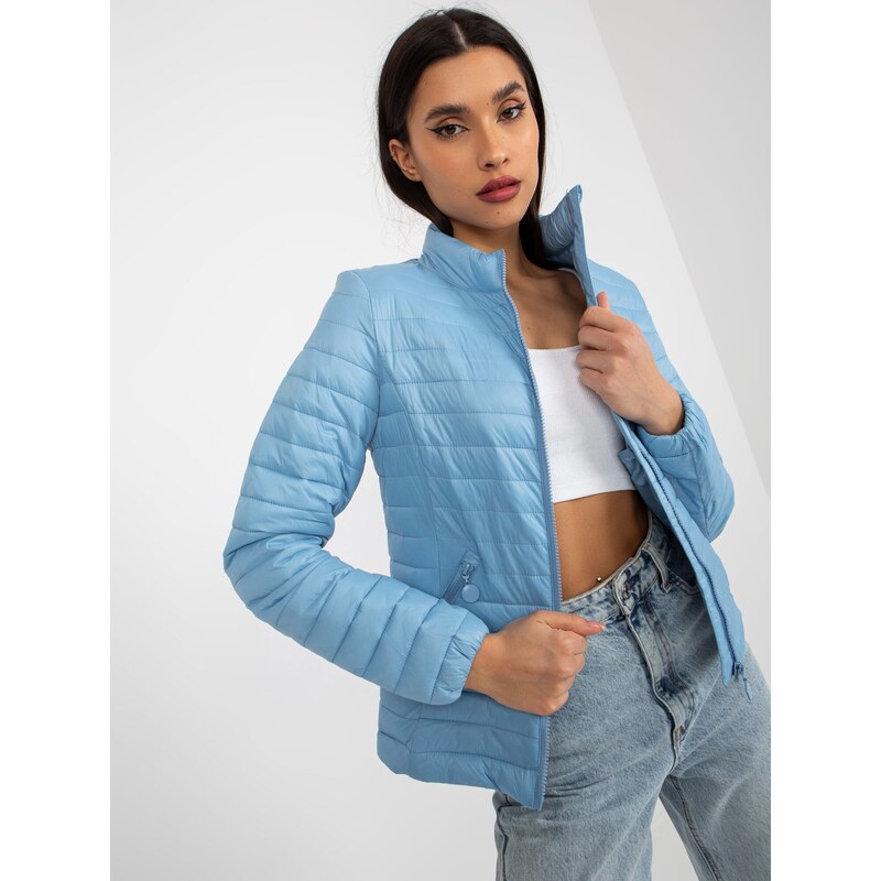 Fashionhunters Světle modrá přechodná prošívaná bunda s kapsami