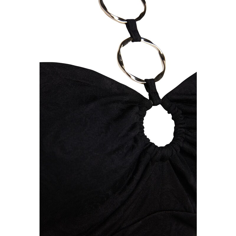 Trendyol černé přiléhavé večerní šaty s podšívkou s oknem/výřezem detail