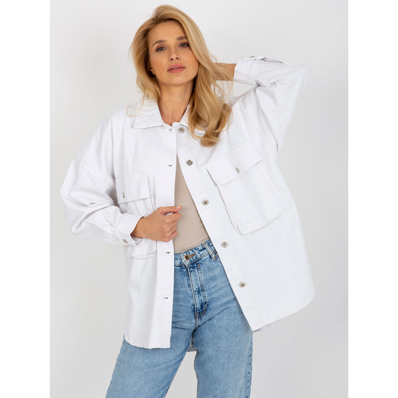 Fashionhunters Bílá oversize džínová košile s kapsami