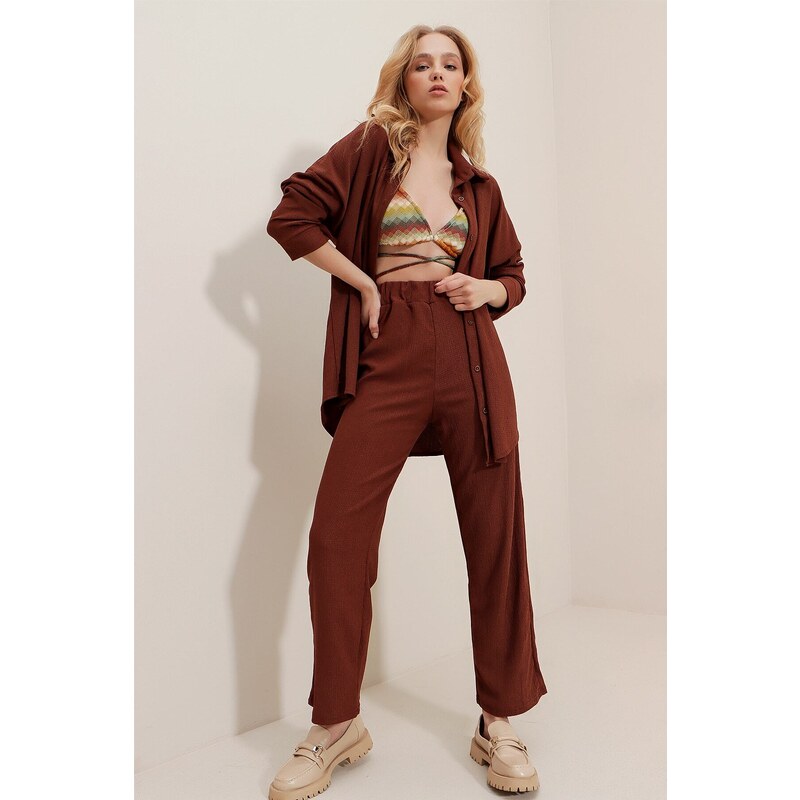 Trend Alaçatı Stili Women's Brown Crinkle With Buttons Shirt And Comfortable Cut Out Crinkle Trousers Double Suit