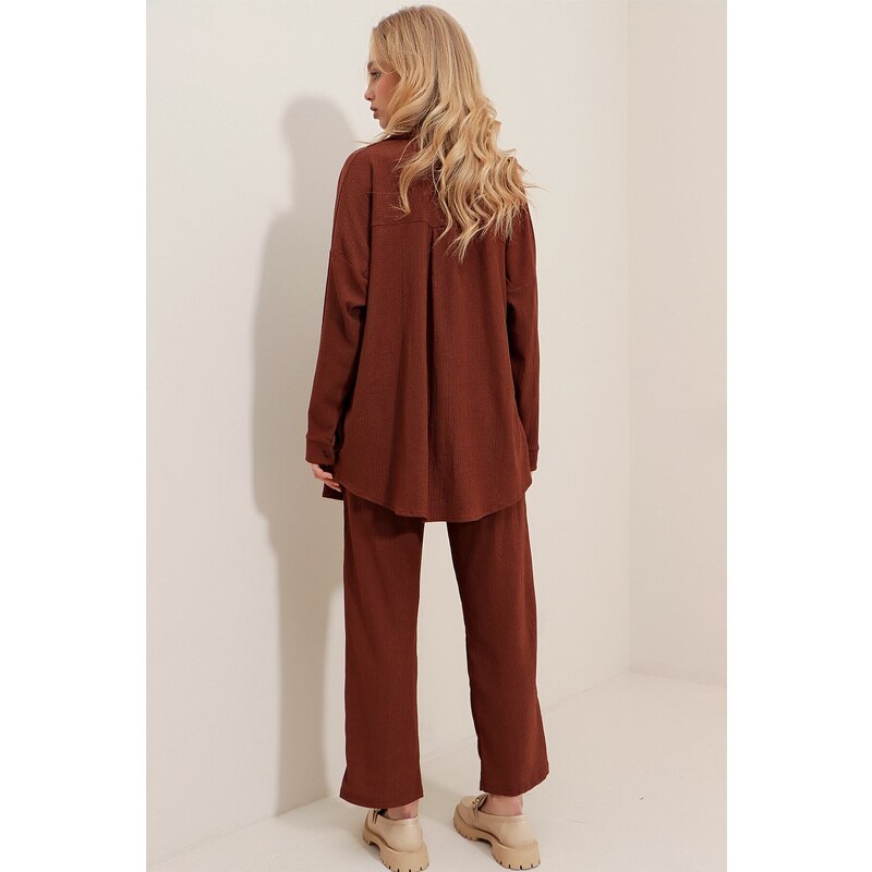 Trend Alaçatı Stili Women's Brown Crinkle With Buttons Shirt And Comfortable Cut Out Crinkle Trousers Double Suit