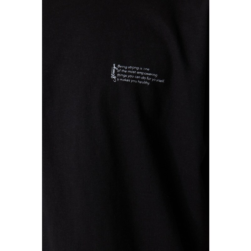 Trendyol Černé oversize tričko se 100% bavlnou s minimálním textovým potiskem
