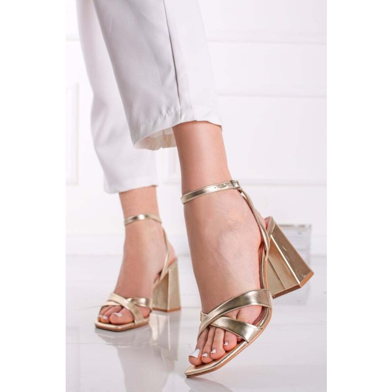 Ideal Zlaté sandály na hrubém podpatku Nour