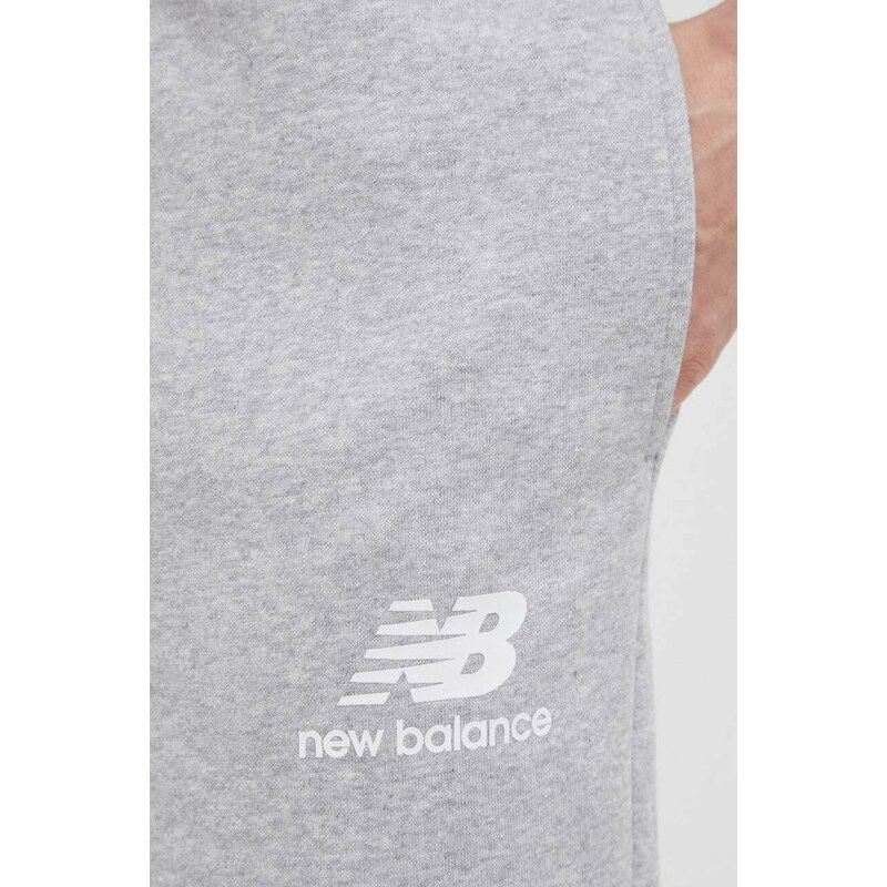 Tepláky New Balance šedá barva, s potiskem, MP31539AG-9AG