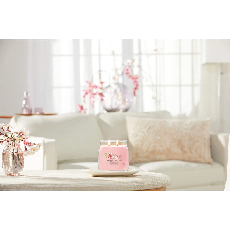 Yankee Candle – Signature svíčka Fresh Cut Roses (Čerstvě nařezané růže)