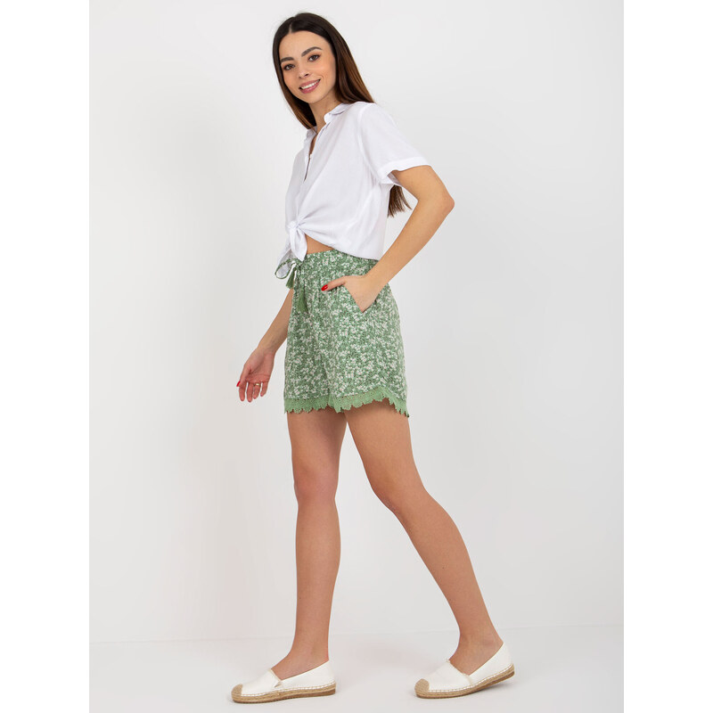 Fashionhunters Světle zelené SUBLEVEL květinové letní ležérní šortky