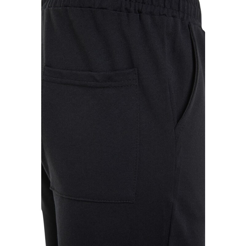 Trendyol Black Men's Regular Mid-Length/Regular Cut Shorts with Relief Print.