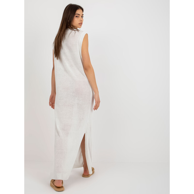 Fashionhunters Bílé letní pletené maxi šaty bez rukávů