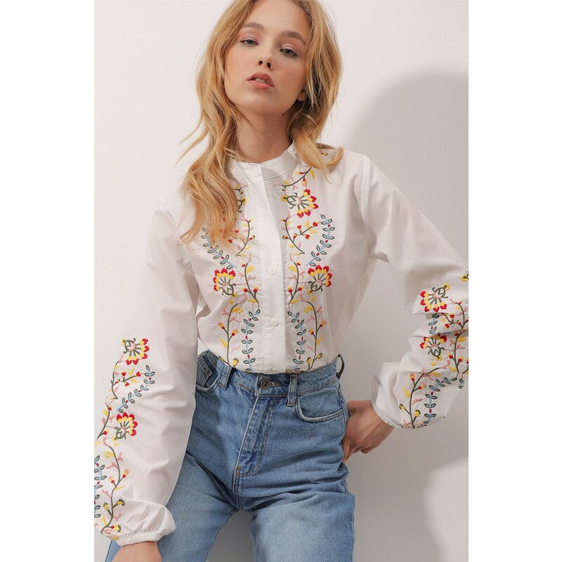 Trend Alaçatı Stili Women's White Stand-Up Collar Poplin Shirt With Embroidered Front And Sleeves