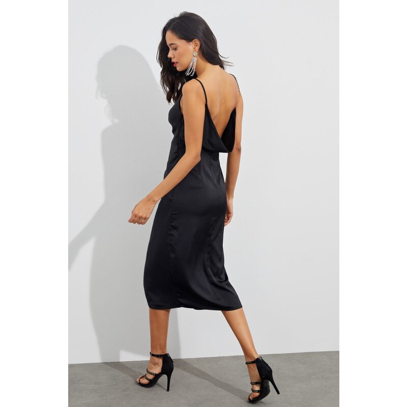 Cool & sexy dámské černé saténové šaty s přehozenými zády