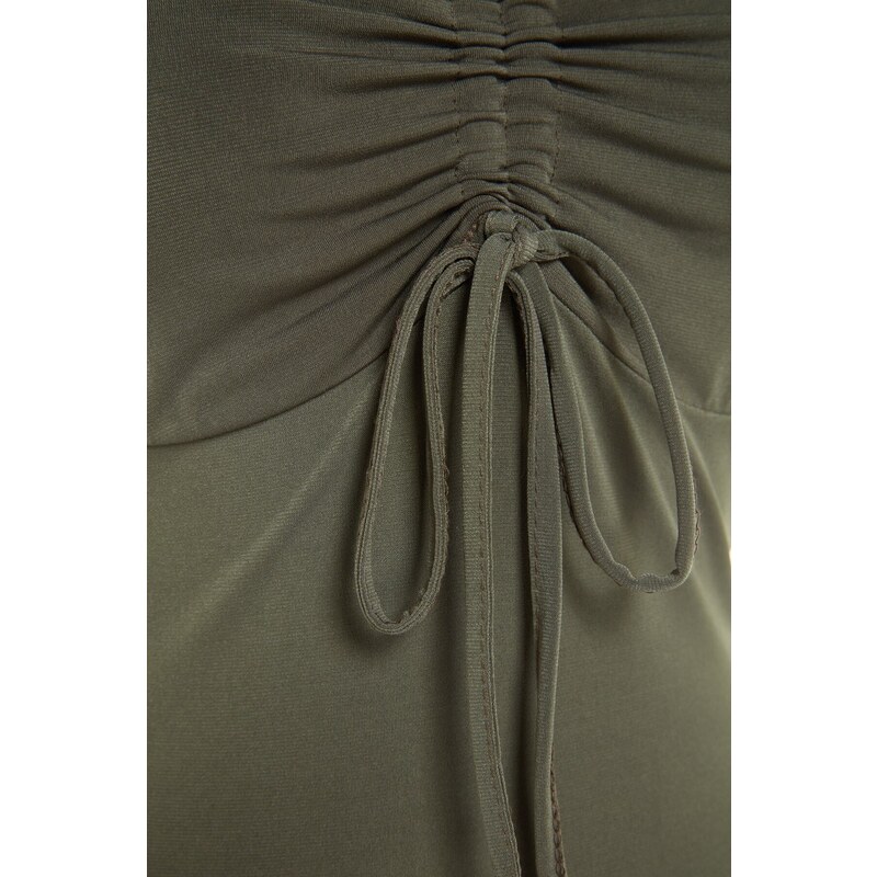 Trendyol Khaki Shirred Detail, vypasovaný srdíčkový límec Midi flexibilní pletené šaty