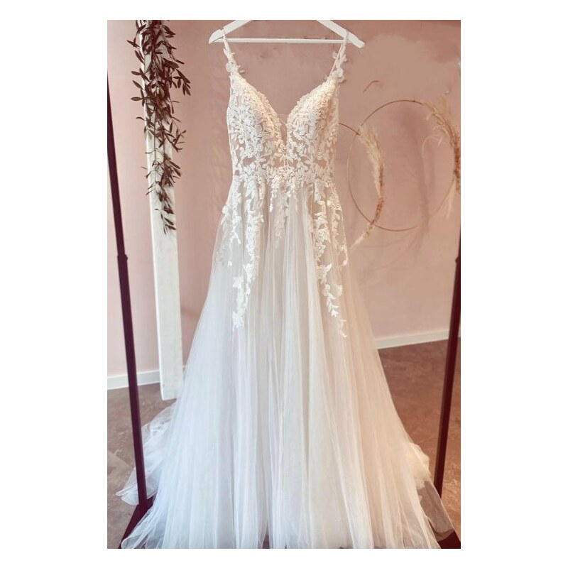 Donna Bridal romantické krajkové svatební šaty s originálními trojtými ramínky