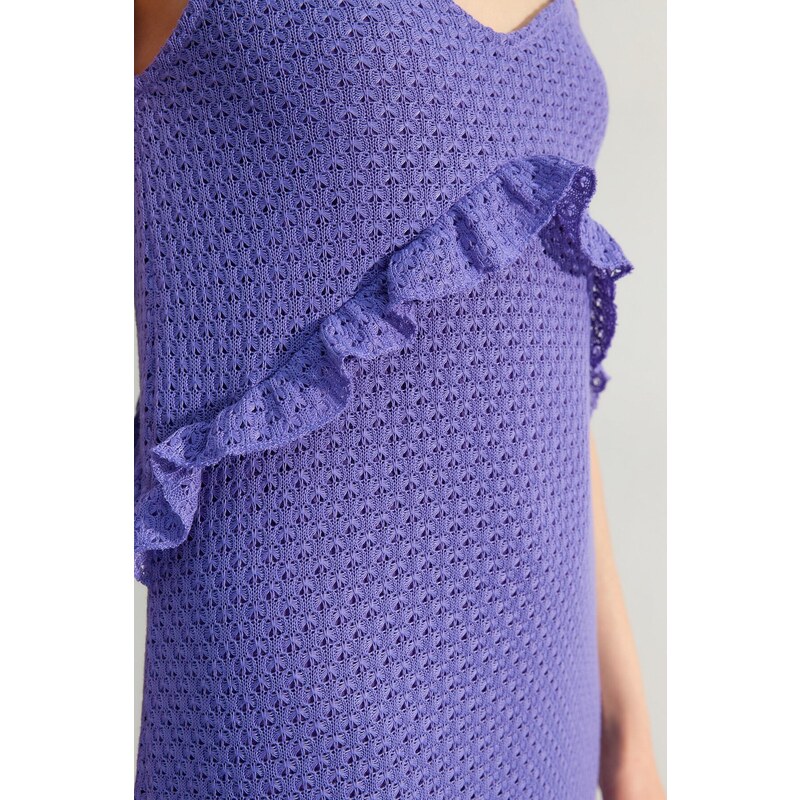 Limitovaná edice fialových pletených mini šatů Trendyol s volánky a prémiovou texturovanou látkou