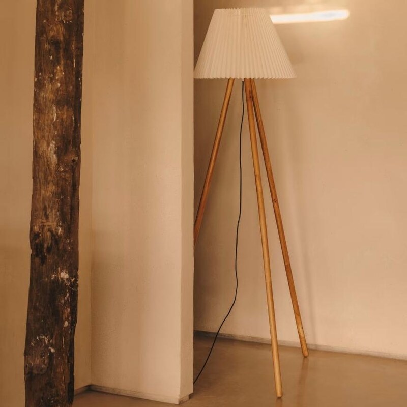 Béžová bavlněná stojací lampa Kave Home Benicarlo 149 cm